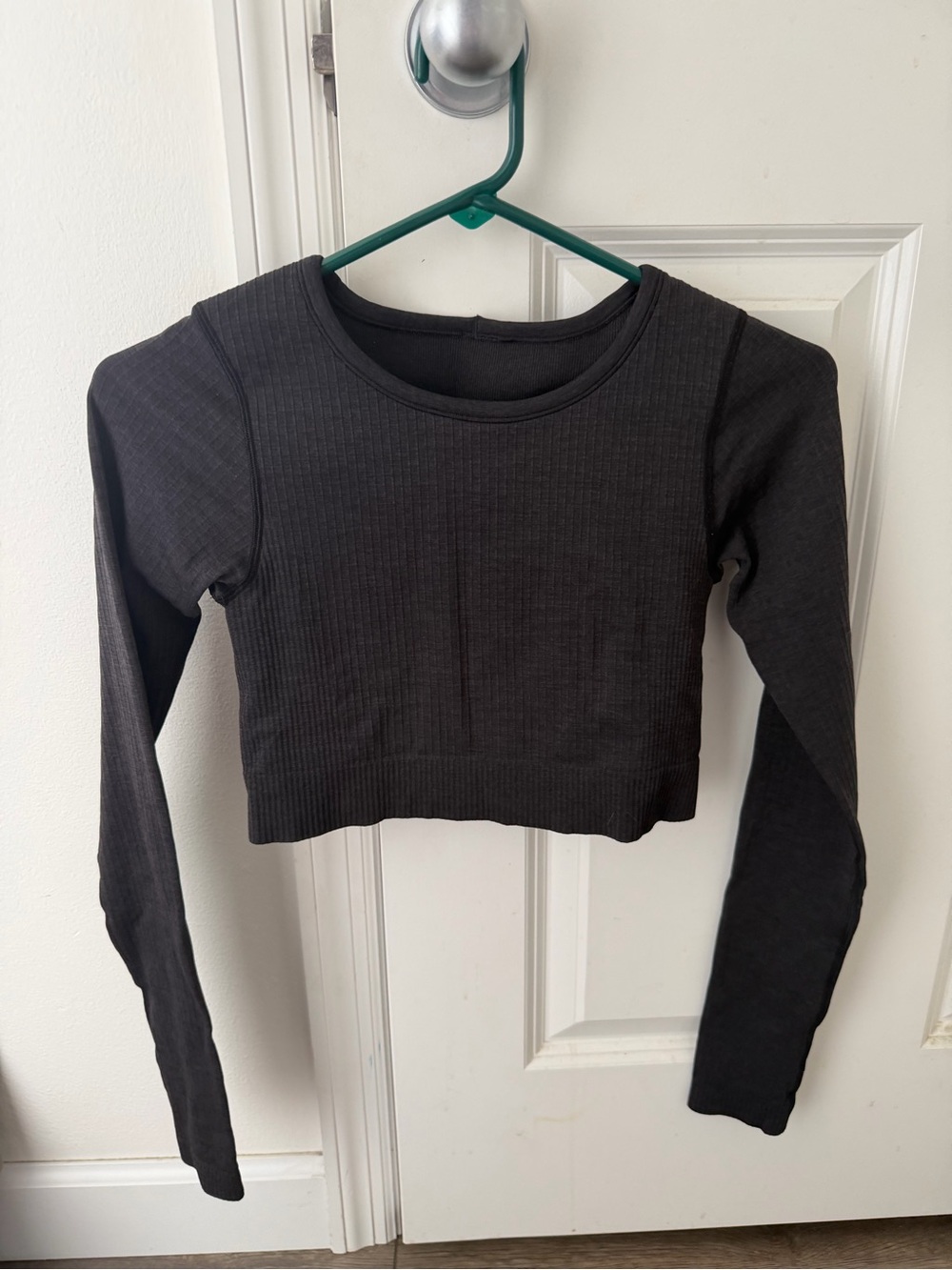 Lululemon Women's Black Ribbed Long-Sleeve Crop Top- size 4 xs in Lulu sizes
